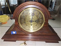 SLIGH MANTLE CLOCK WITH KEY