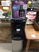 Water dispenser and coffee maker