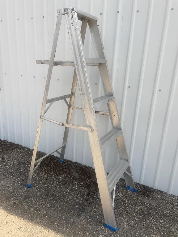 Aluminum Stepladder - 5Ft closed