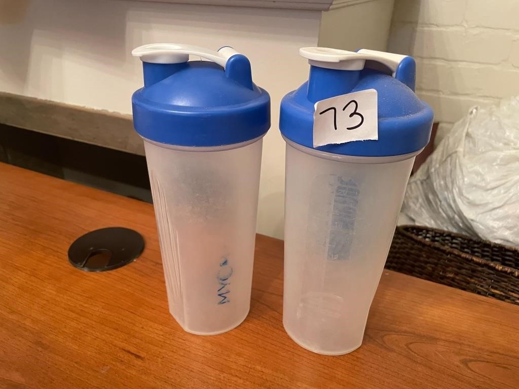 2 shaker cups (no ball)
