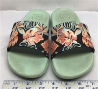 D3) PAIR OF GIRLS/WOMENS SLIDES SIZE 5, REEF