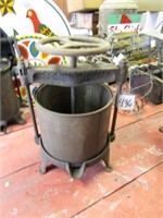 N R STREETER FRUIT PRESS W/ TOP CRANK