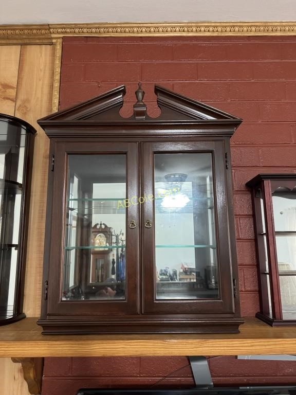 Mahogany 3-shelf double door display case,