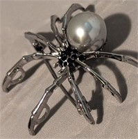 Spider broche approx two inches long and creepy