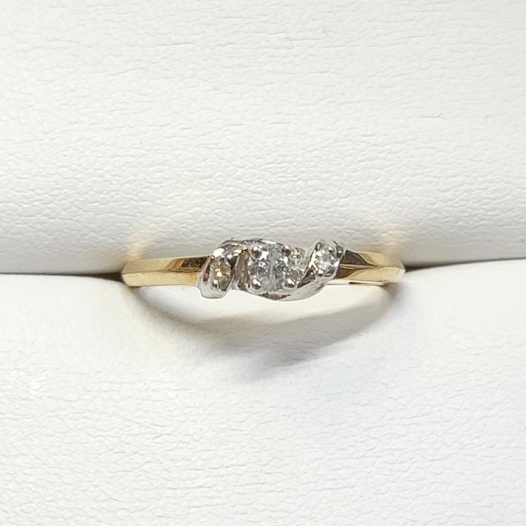 $1600 10K  Diamond(0.12ct) Ring