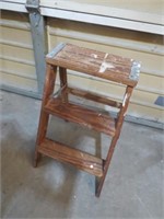 WOOD FOLDING STEP LADDER