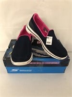 SKECHERS WOMEN'S SHOES SIZE 9 (WITH STAIN)