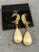 Pair of costume pearl earrings   (a 7)