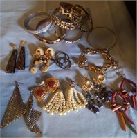 D - MIXED LOT OF COSTUME JEWELRY (J25)