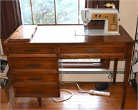 Vtg Singer model 620 sewing machine w cabinet