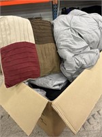 Lot of (6) pillows. Mixed lot of bed and throw