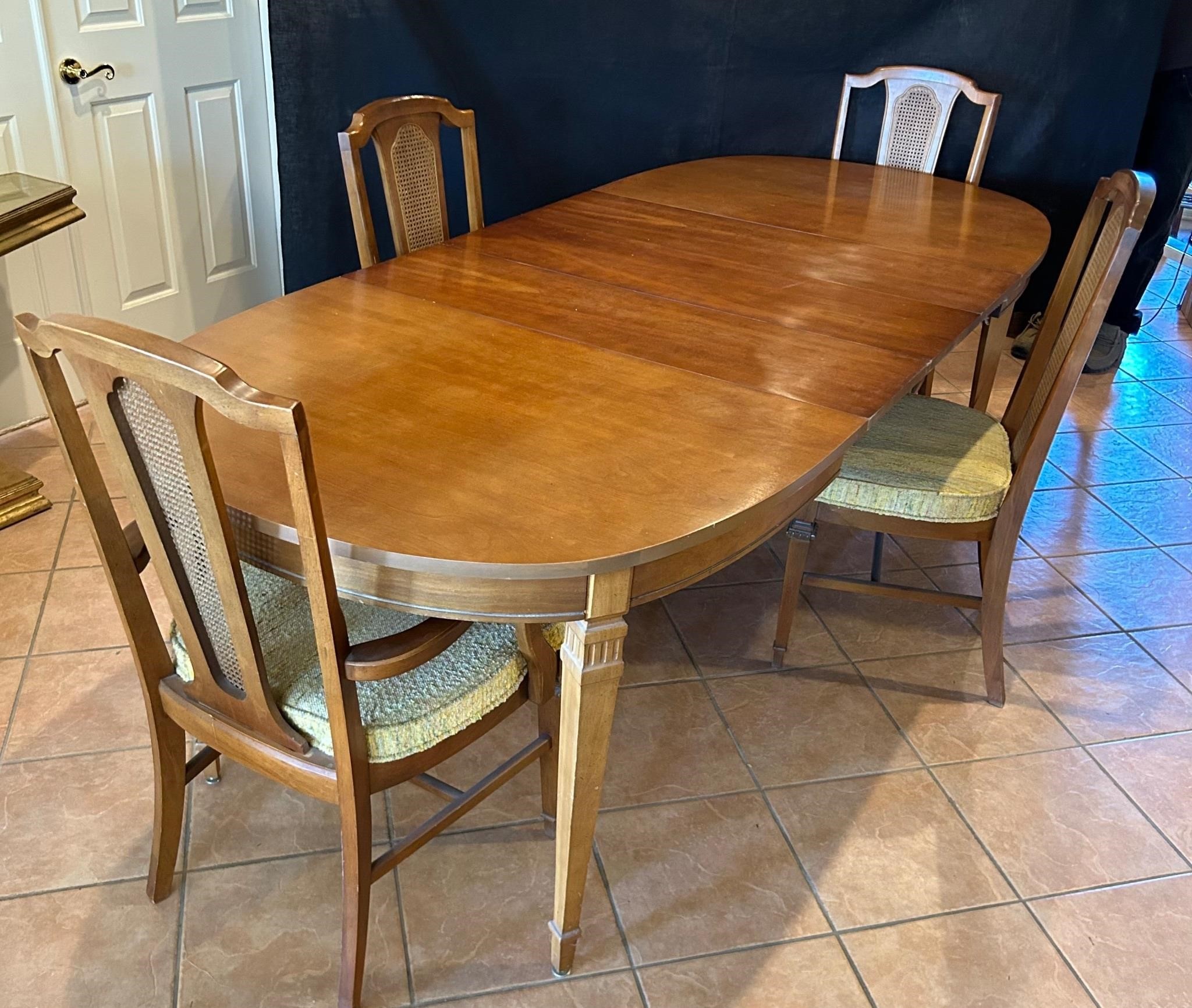 Early American Dining Room Table & 4 Chair