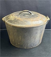 Vintage USA cast iron pot with lid