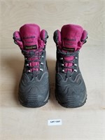 Columbia Hiking Boots (Women's Size 7)