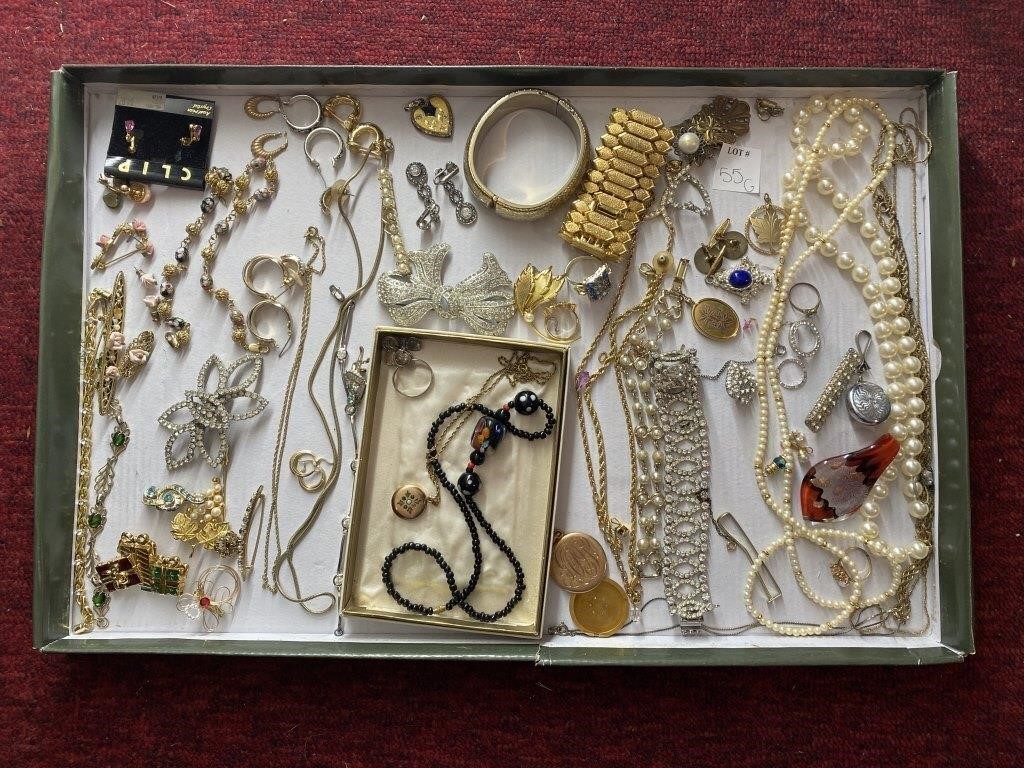 FLAT OF COSTUME JEWELRY-INCLUDING: CHRISTMAS PINS,