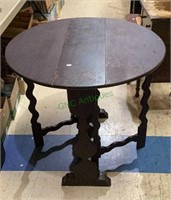 Antique gate leg oval drop leaf table is