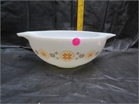 Vintage 4 Quart Pyrex Bowl
