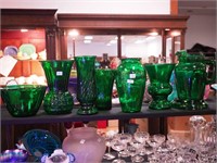 Eight pieces of forest green glass: five