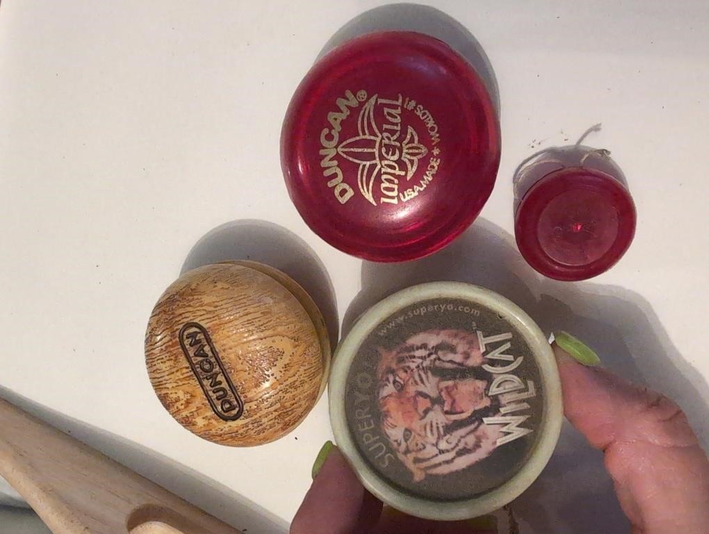 4 plastic yoyos