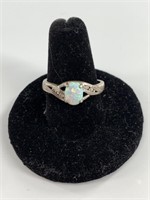 Sterling silver and opal ring size 9 weighs 2.6 gr