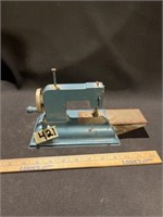 Mini sewing machine