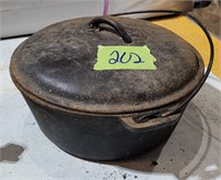 Cast Iron pot w/lid, dutch oven