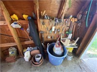 Assortment in Corner-Tools Weed Cloth Pots