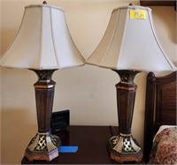L - PAIR OF MATCHING TABLE LAMPS W/ SHADES (M24)