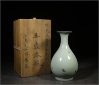 Chinese Longquan Yuhu Vase