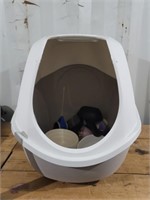 Large kitty litter box with dishes scoops and