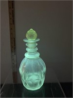 VINTAGE DECANTER WITH URANIUM TOPPER GLOWS