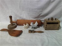 WOOD KITCHEN ITEMS, 2 SMALL CHICKENS