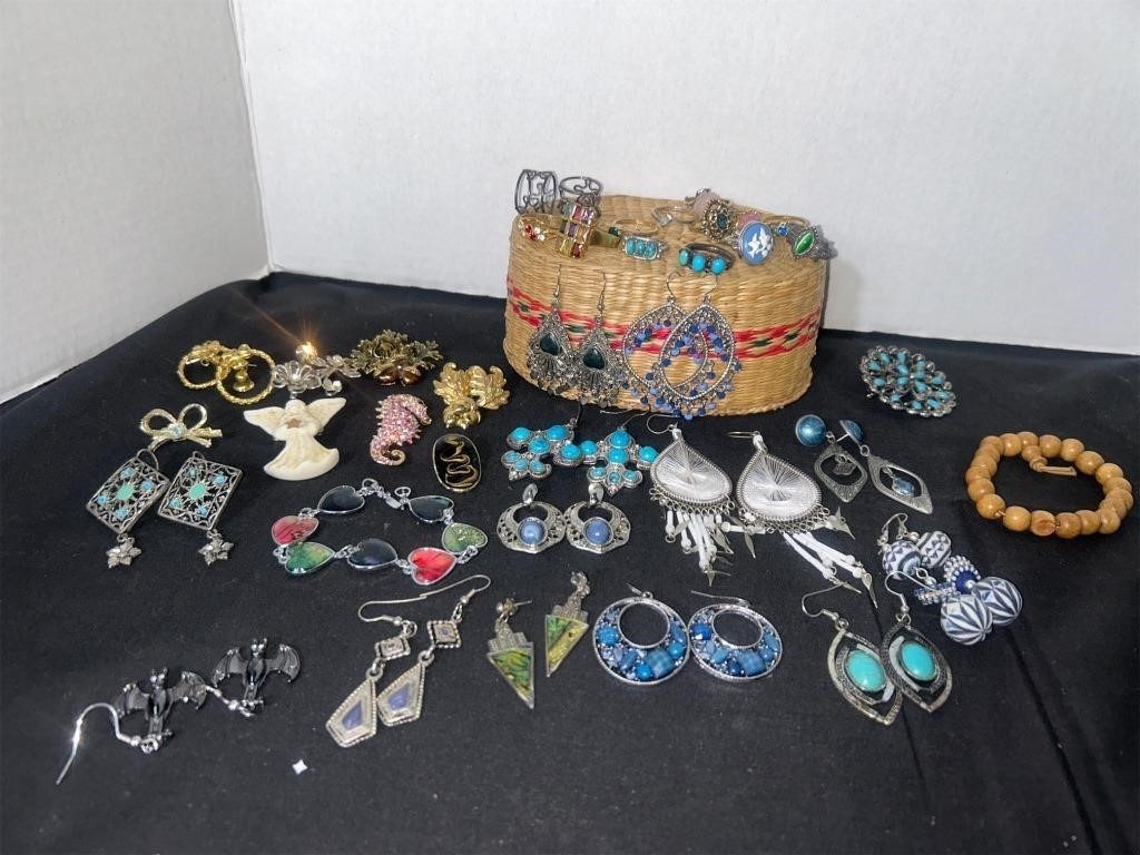 Lot of vintage earrings,  rings  and brooches
