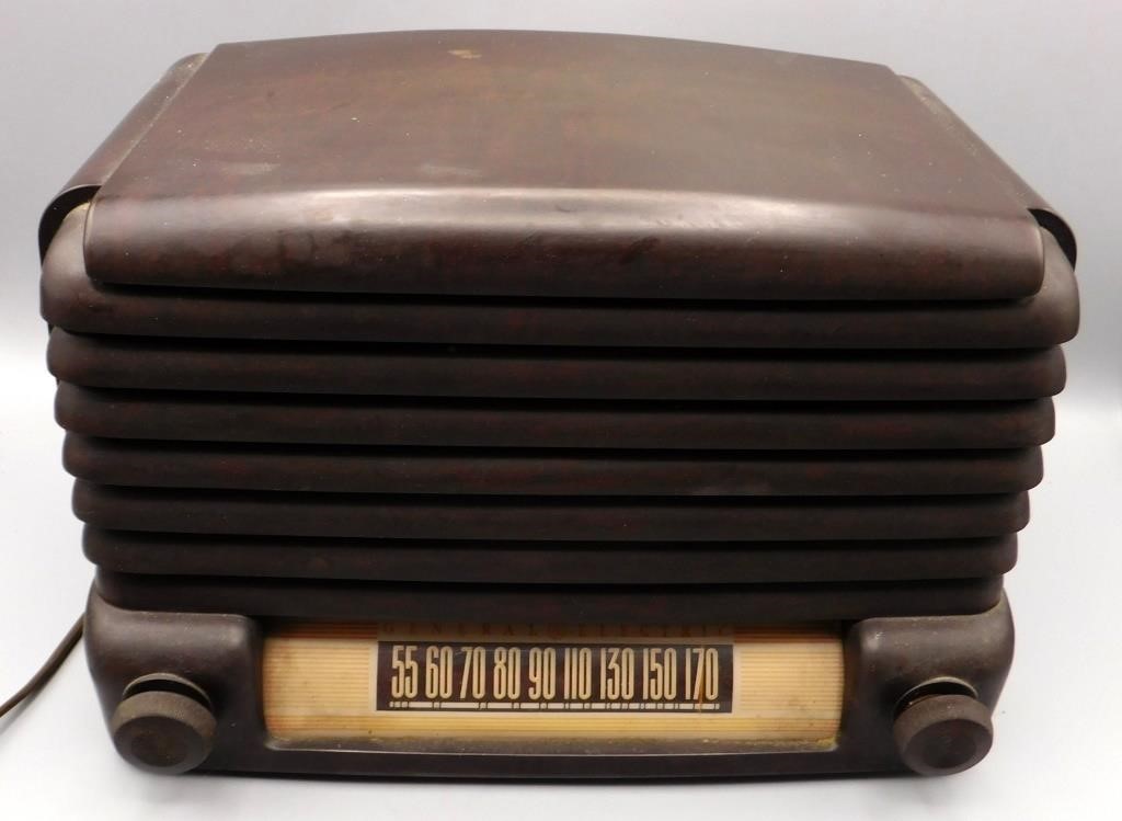 1940's General Electric Bakelite Tube Radio