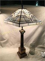 Stained glass/Tiffany style table lamp
