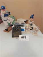 Lot of Chicago Cubs home decor items - Santa