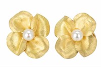 PAIR OF 18K GOLD AND CULTURED PEARL EARRINGS, 15g