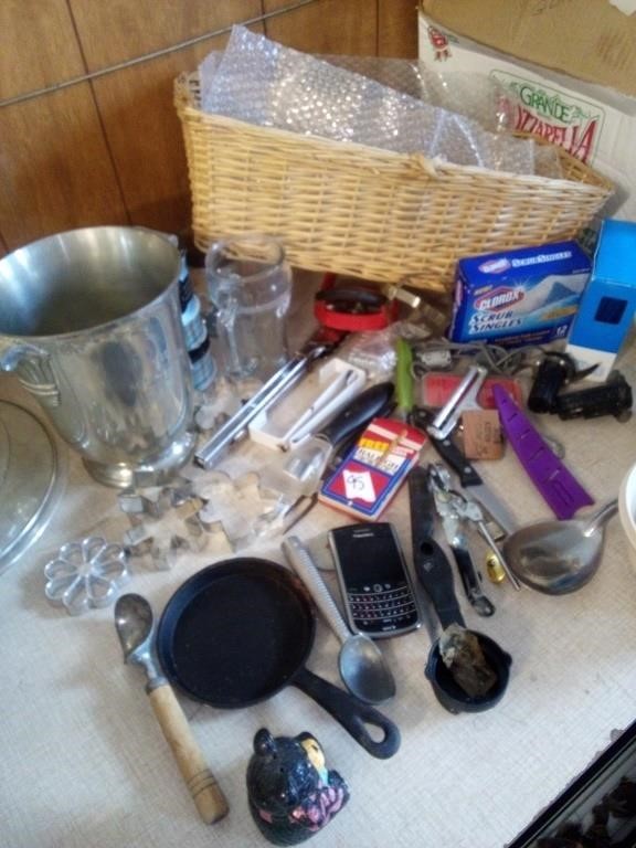 Lot of miscellaneous with wickerbasket -cookie