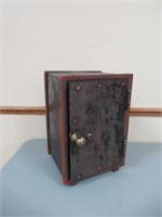 Small Cast Iron Safe / Petit coffre en fonte