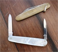 2 pocket knives, 1 w/ pearly handle