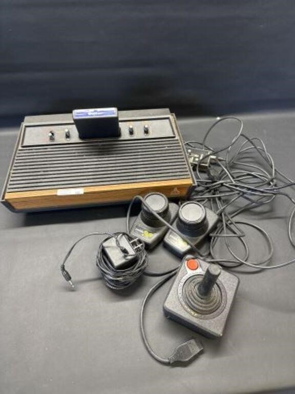 Vtg. Atari 2600 Game system CX-2600A