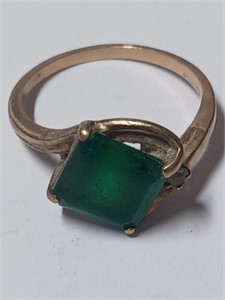 Marked and Tested 10K Green Stone Ring- 2.0g