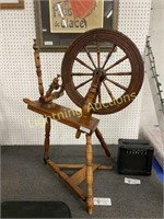 ANTIQUE COLONIAL STYLE SPINNING WHEEL