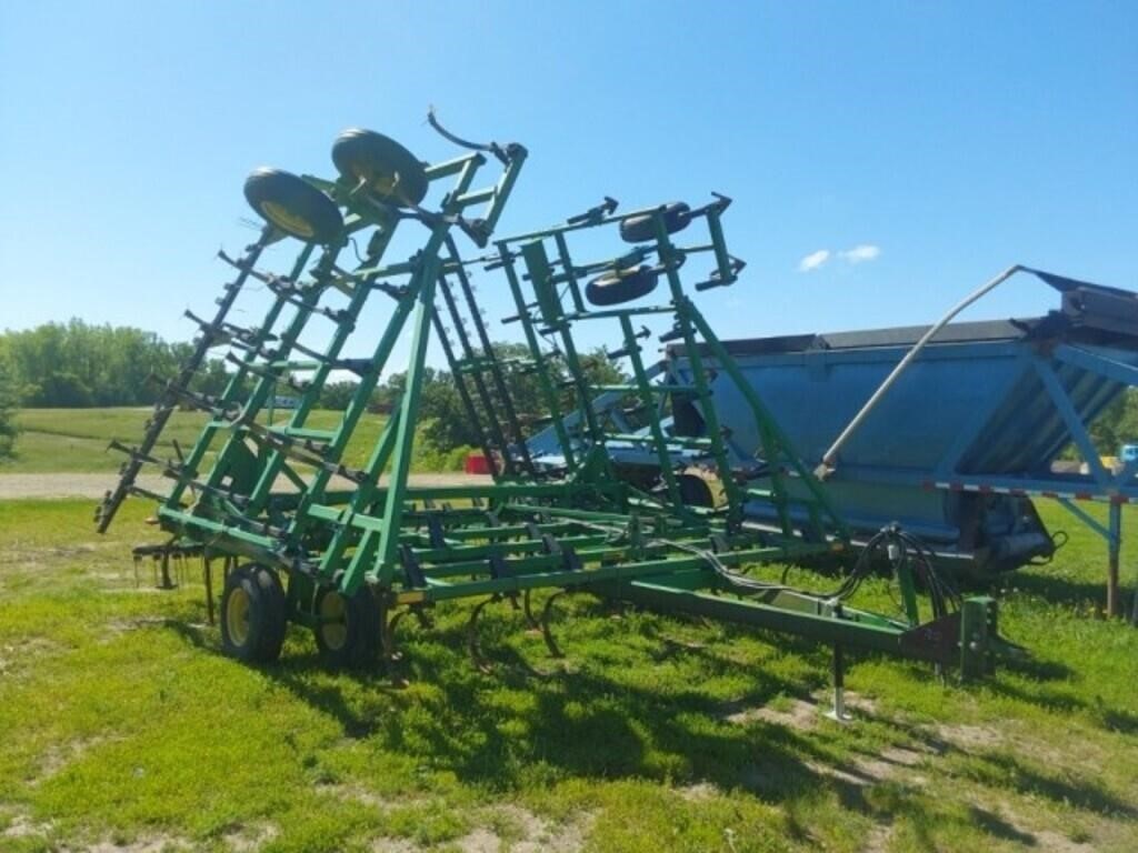 John Deere 960,  36' Field Cullt, Hyd wings,