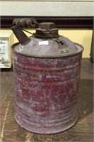 Vintage galvanized oil can measuring 9 inches