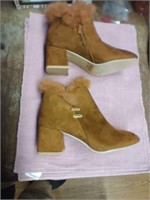 Pair of woman's shoes  size 6 1/2