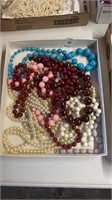 Box of vintage necklaces / pearls