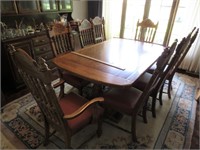 Dining table w/8 chairs & 2 leaves