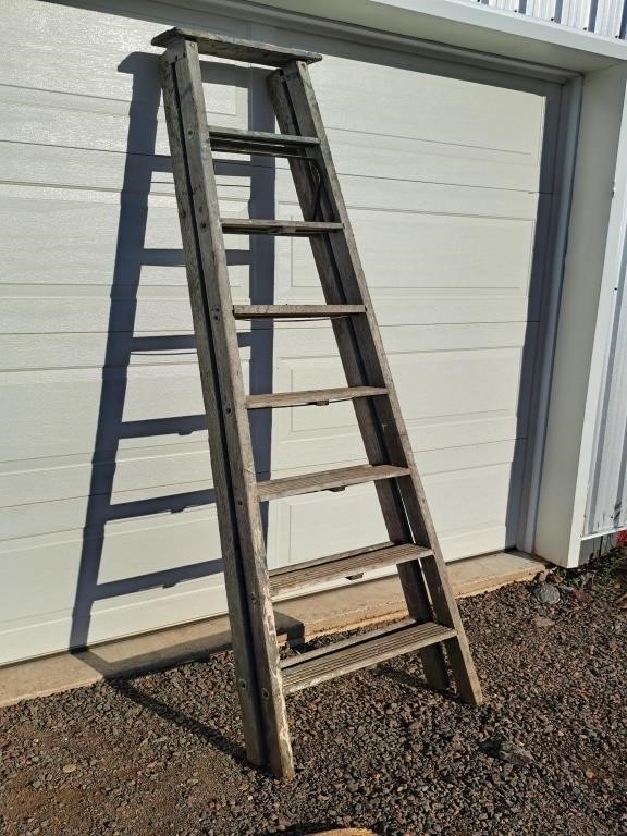 Sturdy 8ft wooden step ladder