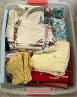 L - LOT OF MIXED TABLE LINENS (M64)